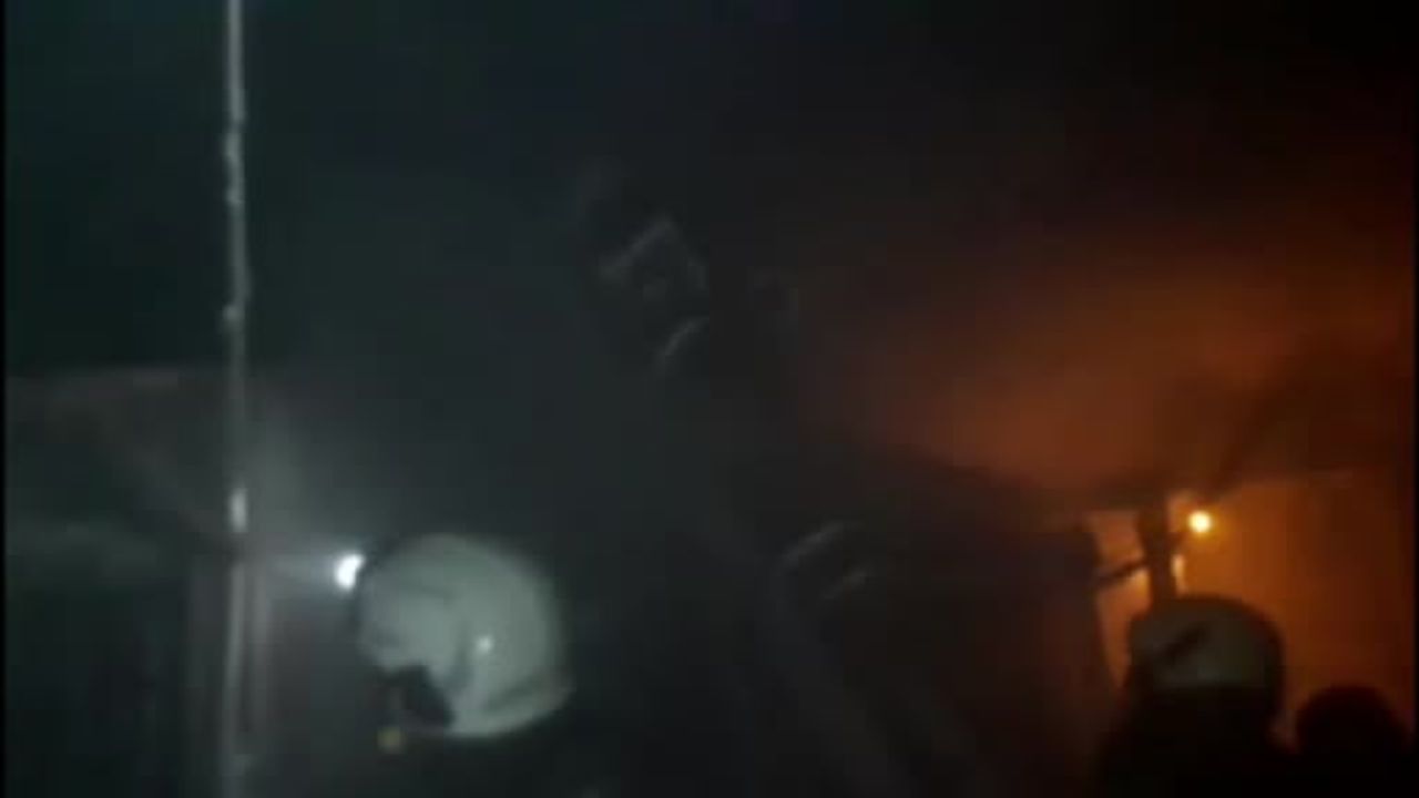 Diyarbakır'da çatı katındaki odunlukta yangın: 40 güvercin telef oldu