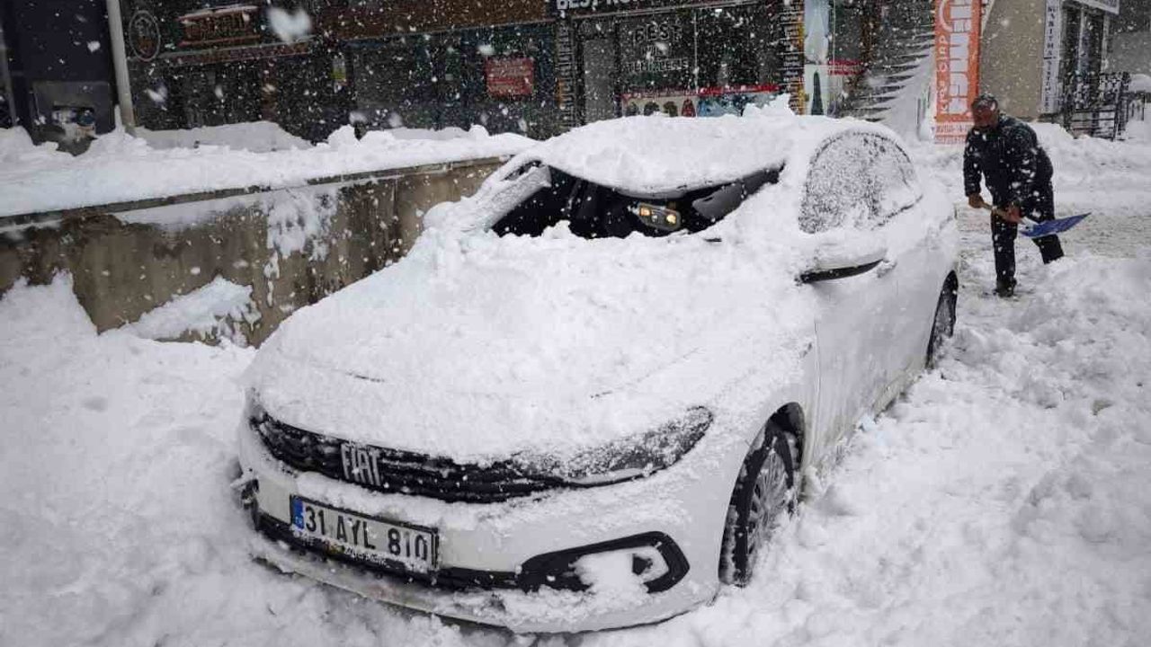 Diyarbakır'da çatıda çözülen kar kütlesi otomobili kullanılamaz hale getirdi