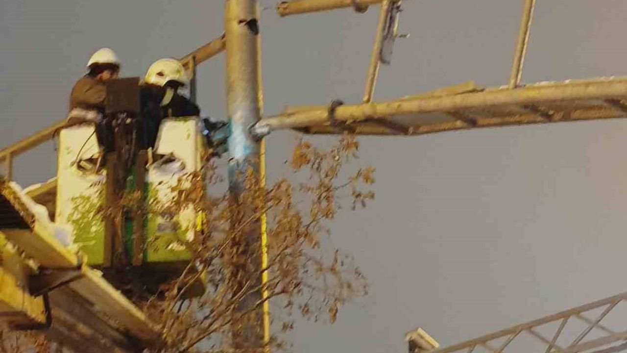 Diyarbakır'da Elazığ Caddesi'nde kamyonun çarptığı trafik levhası itfaiye ekiplerince düzeltildi