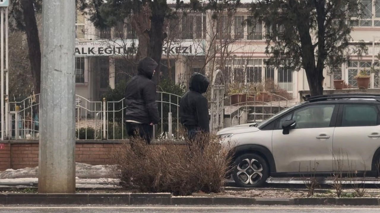 Diyarbakır'da gece başlayan sağanak yağış kent yaşamını etkiledi