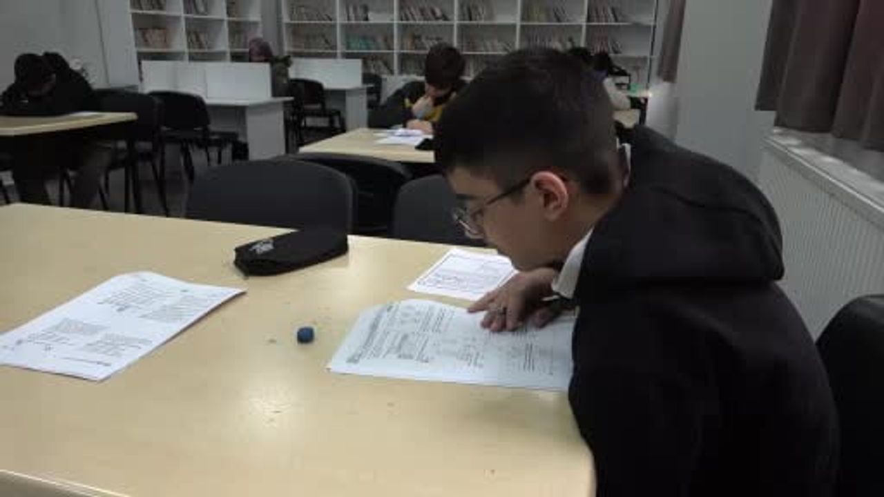 Diyarbakır'da gönüllü öğretmenler tatilde LGS'ye hazırlanan öğrencilere destek veriyor