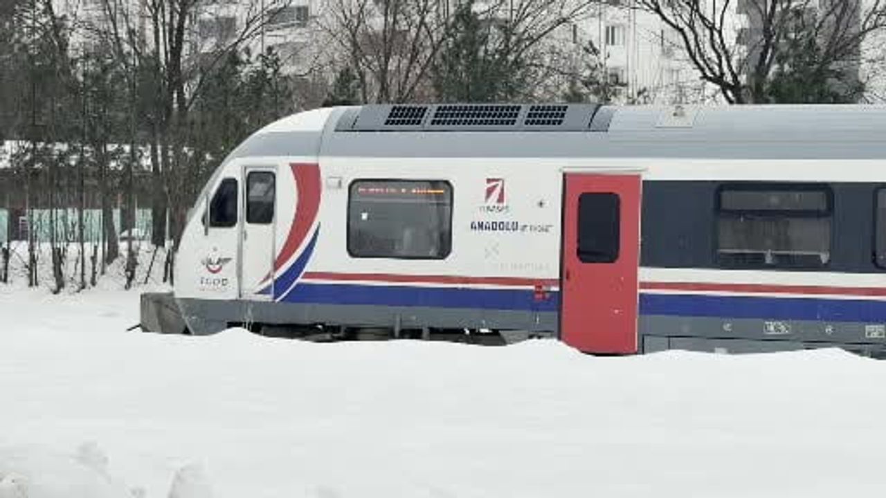 Diyarbakır'da hemzemin geçitte belediye otobüsüyle tren çarpıştı; sürücü yaralandı