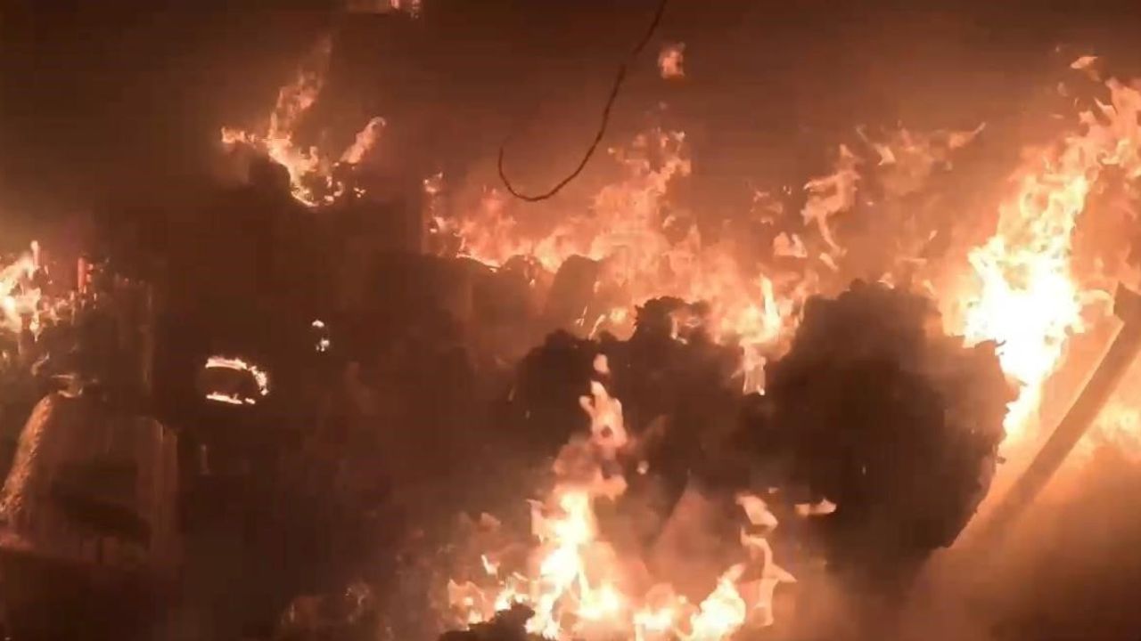 Diyarbakır'da iş yerinde çıkan yangın itfaiye kask kamerasına yansıdı