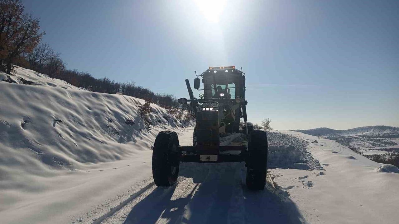 Diyarbakır'da kar sonrası 15 ilçenin kırsal yolları ulaşıma açıldı; Kulp ve Lice'de çalışmalar sürüyor