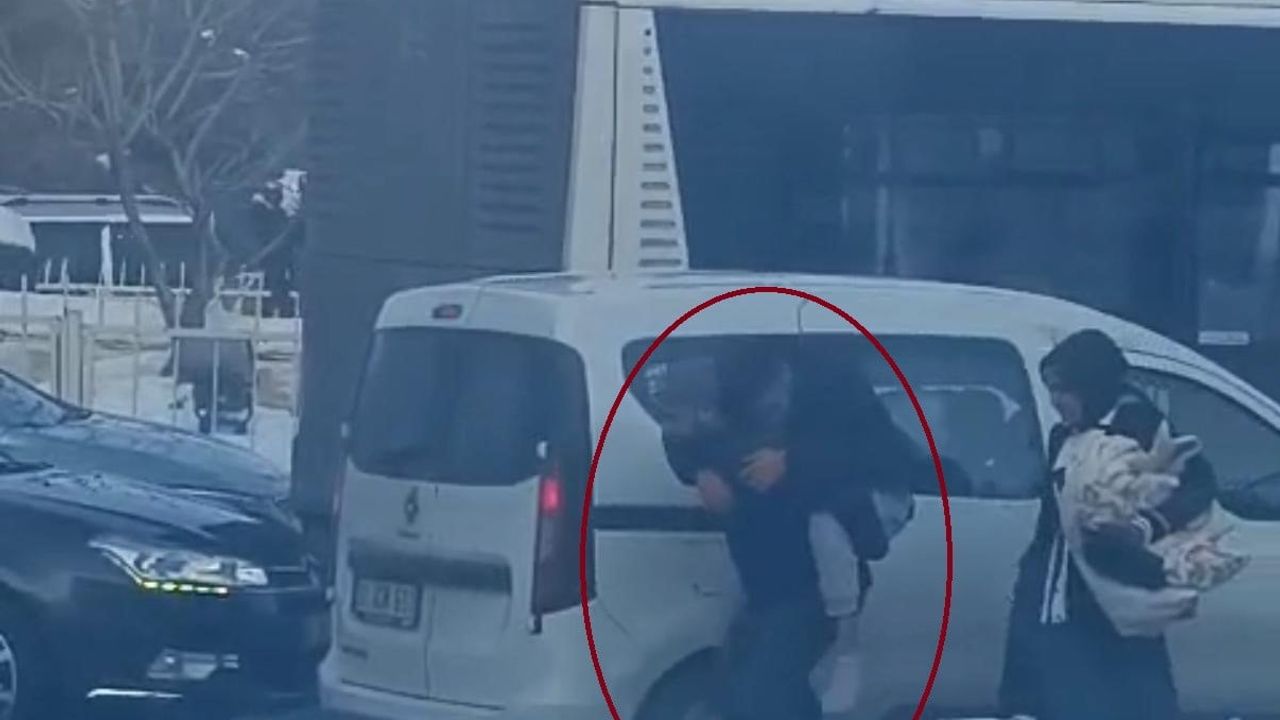 Diyarbakır'da kar ulaşımı aksattı: Dicle Üniversitesi Hastanesi'nden alınan hasta sırtla taşındı