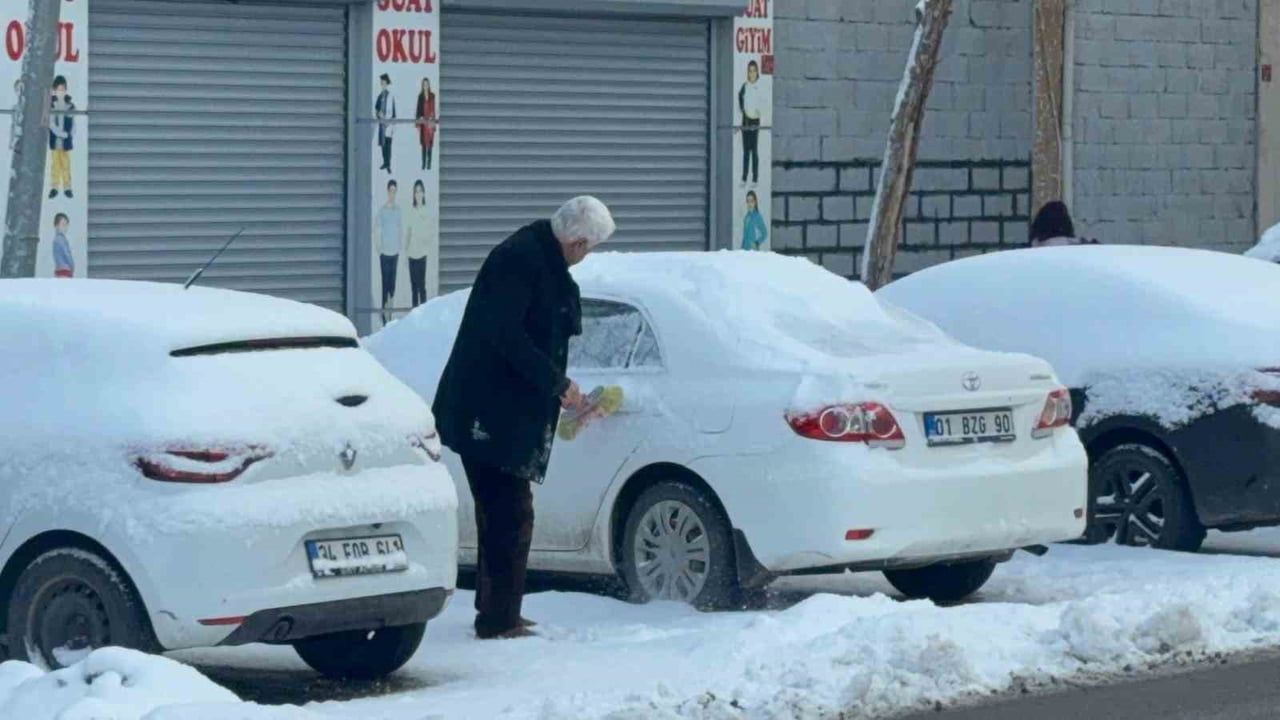 Diyarbakır'da kar ve buzlanma ulaşımı olumsuz etkiledi