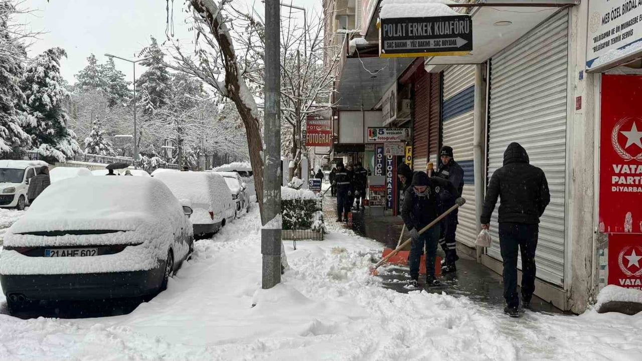 Diyarbakır'da kar yağışı ulaşımı etkiledi: İstanbul ve Ankara seferleri iptal edildi