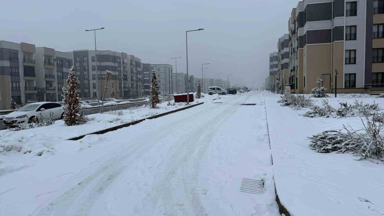 Diyarbakır'da kar yağışı yeniden başladı