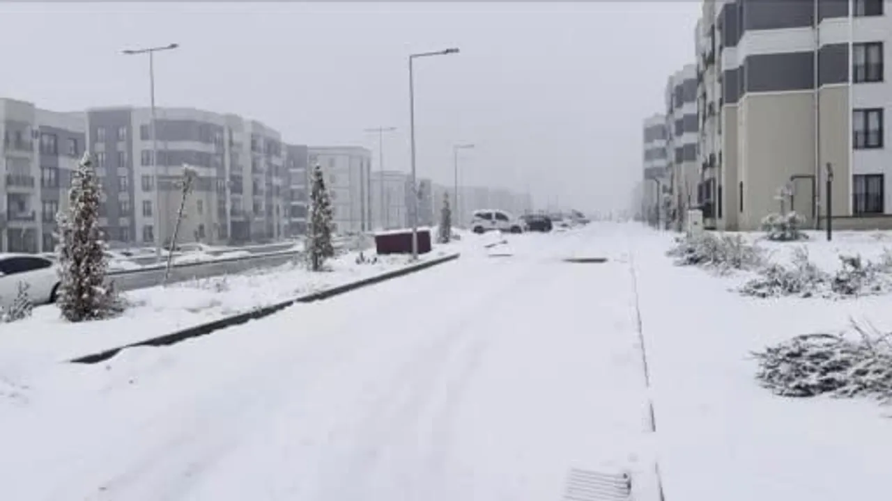 Diyarbakır'da kar yağışı yeniden etkili; yetkililer uyardı
