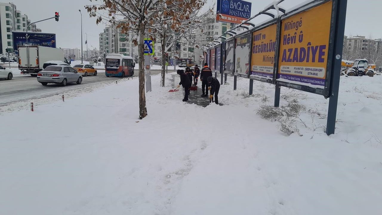 Diyarbakır'da karla mücadele: 1.288 personel ve ekipmanla ana arterlerde ulaşım kesintisiz