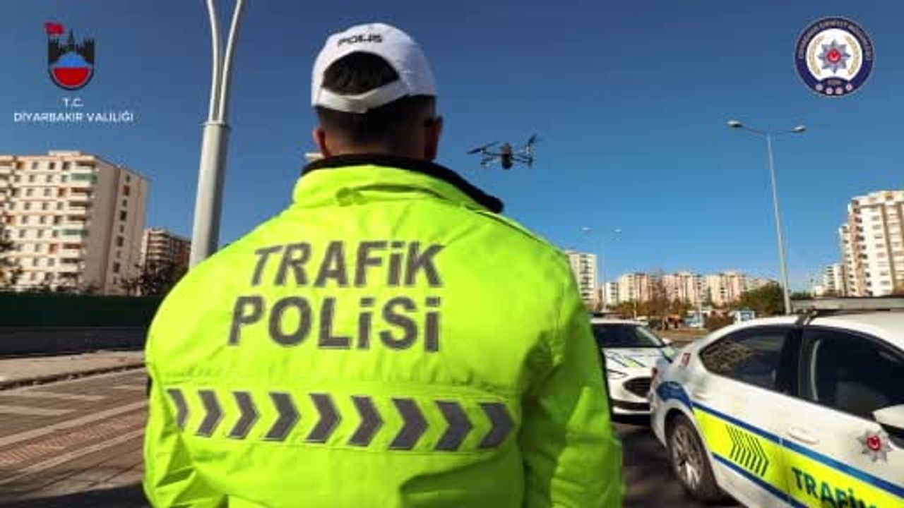 Diyarbakır’da kavşağa yaklaşırken şerit değiştiren sürücüler dronla tespit edilerek cezai işlem uygulandı