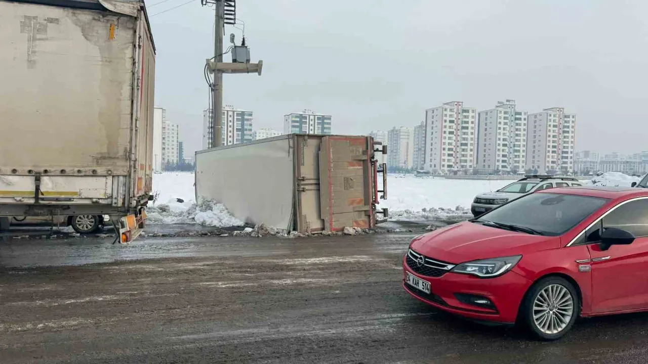 Diyarbakır'da kayganlaşan yolda devrilen tırın sürücüsü yaralandı
