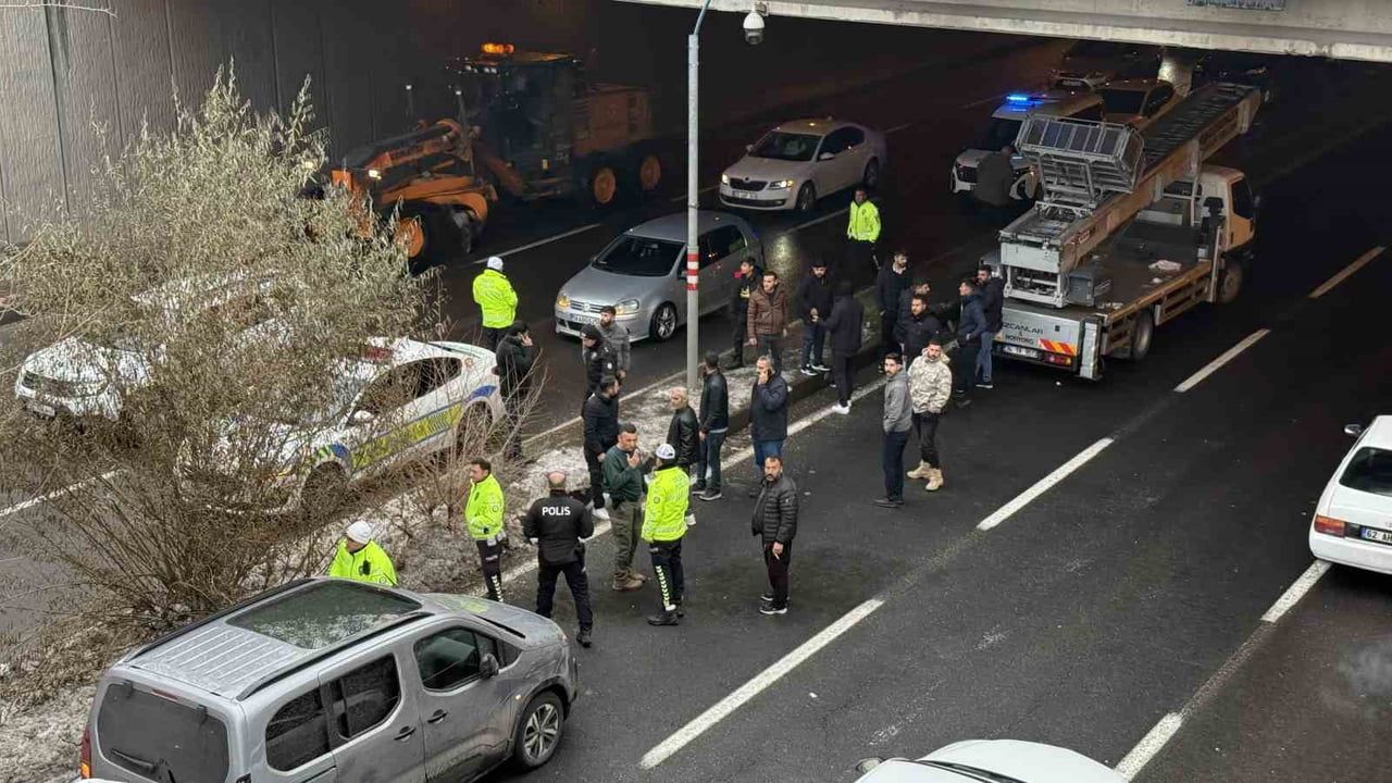 Diyarbakır'da kaza sonrası kavga: Sürücüler kelepçelenip karakola götürüldü