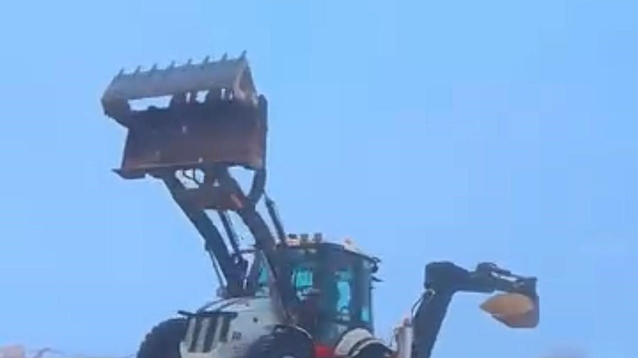 Diyarbakır'da kepçe operatörünün kar üzerindeki drift görüntüleri