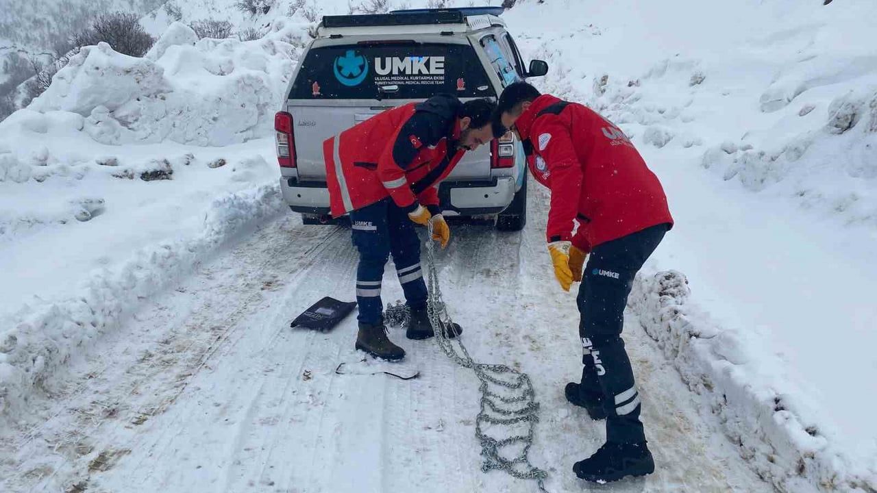 Diyarbakır’da kış şartlarında sağlık seferberliği: UMKE ve 112 ekipleri kapalı yollarda hastalara ulaştı