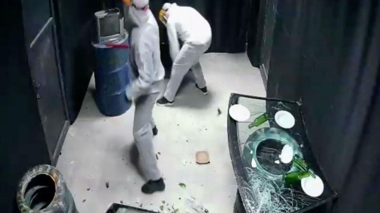 Diyarbakır'da 'Öfke Evi' açıldı: Hamza Durmaz, stres ve siniri eşyaları kırarak boşaltma imkanı sunuyor