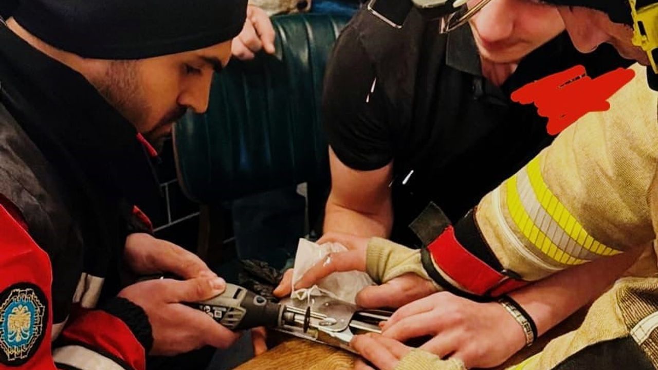 Diyarbakır'da parmağı zımbaya sıkışan çalışan itfaiye ve sağlık ekipleri tarafından hastaneye sevk edildi