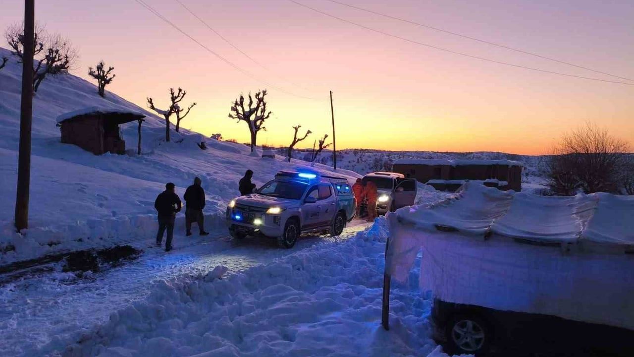 Diyarbakır'da UMKE ve jandarma 1,5 kilometrelik karlı yolu yürüyerek hastaya ulaştı
