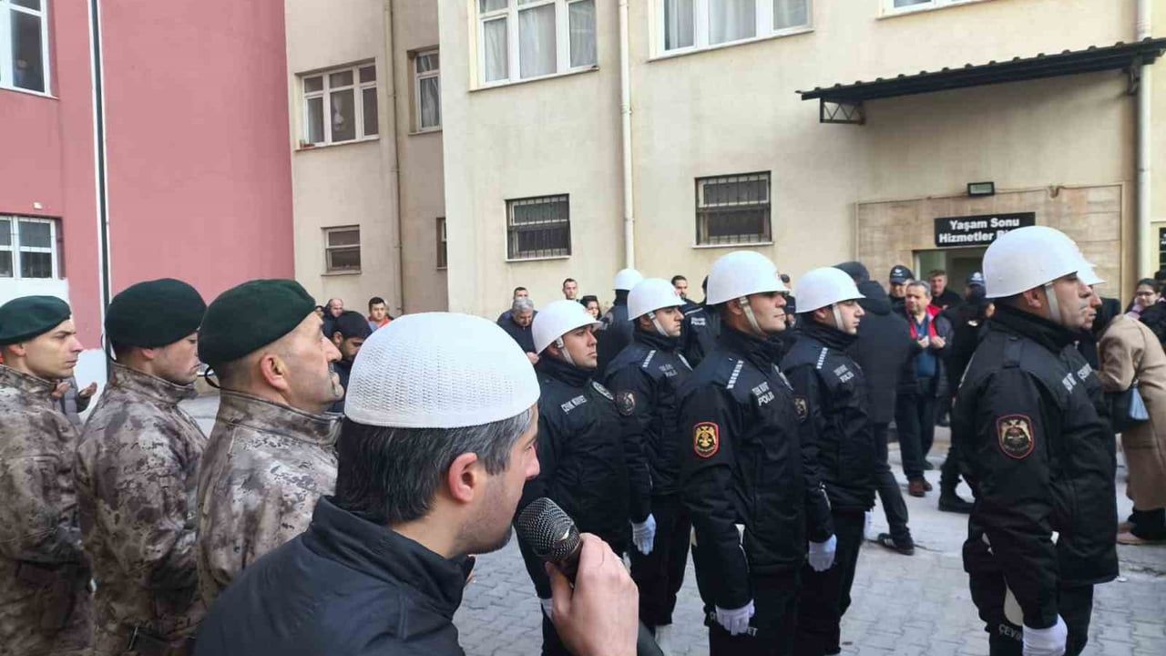 Diyarbakır'da yaralanan polis memuru Fatih Oral, Aydın'da tedavi gördüğü hastanede şehit oldu; naaşı Konya'ya uğurlandı