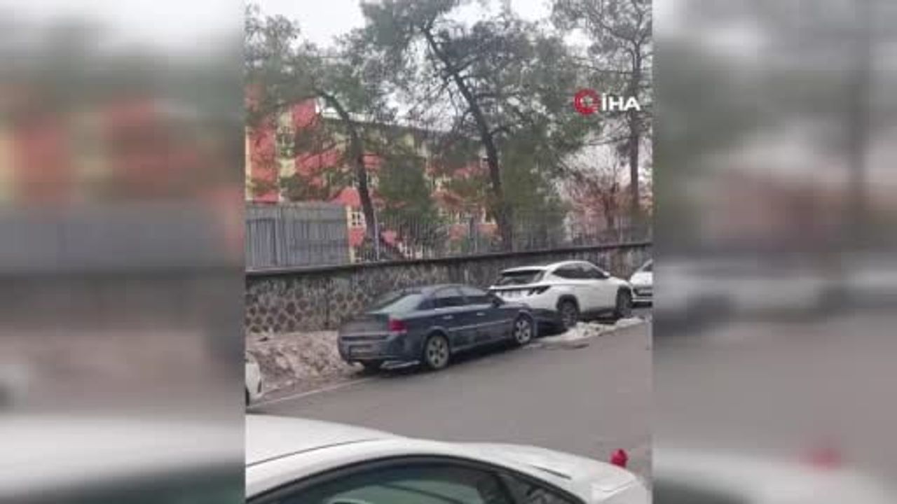 Diyarbakır'da yıkım kararı alınan Ali Emiri Ortaokulunda yangın kontrol altına alındı