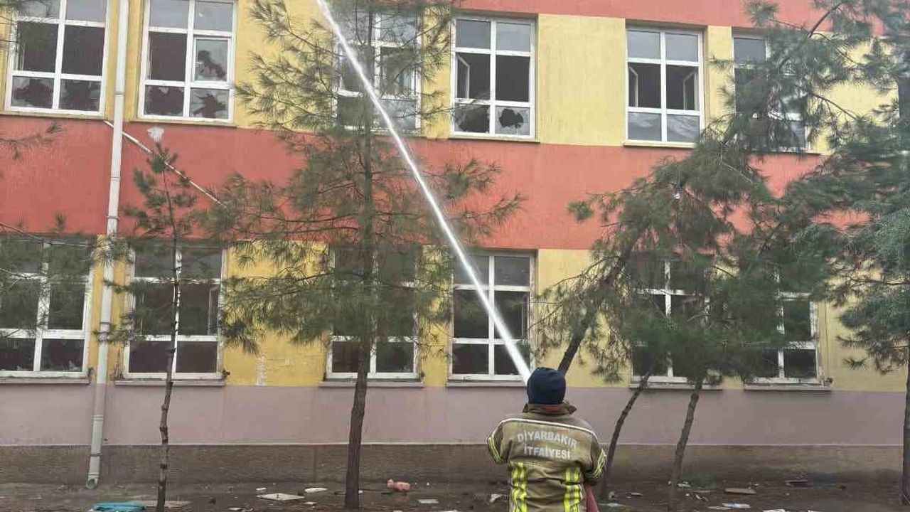 Diyarbakır'da yıkım kararıyla boşaltılan Ali Emiri Ortaokulu'nda yangın