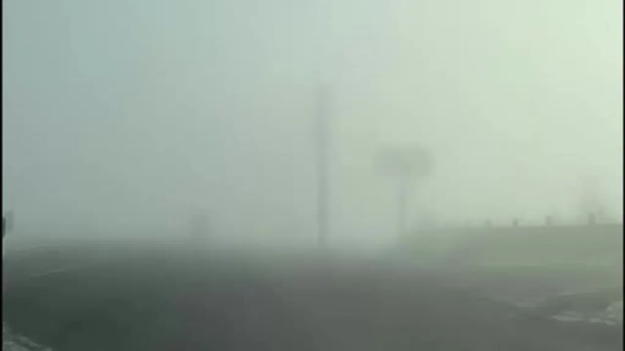 Diyarbakır'da yoğun sis devam ediyor: Görüş 10 metreye kadar düştü, trafikte aksamalar yaşandı