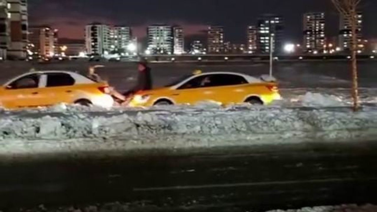 Diyarbakır'da yolda kalan taksiye kaputa çıkan vatandaşın iterek yardım etmesi kamerada