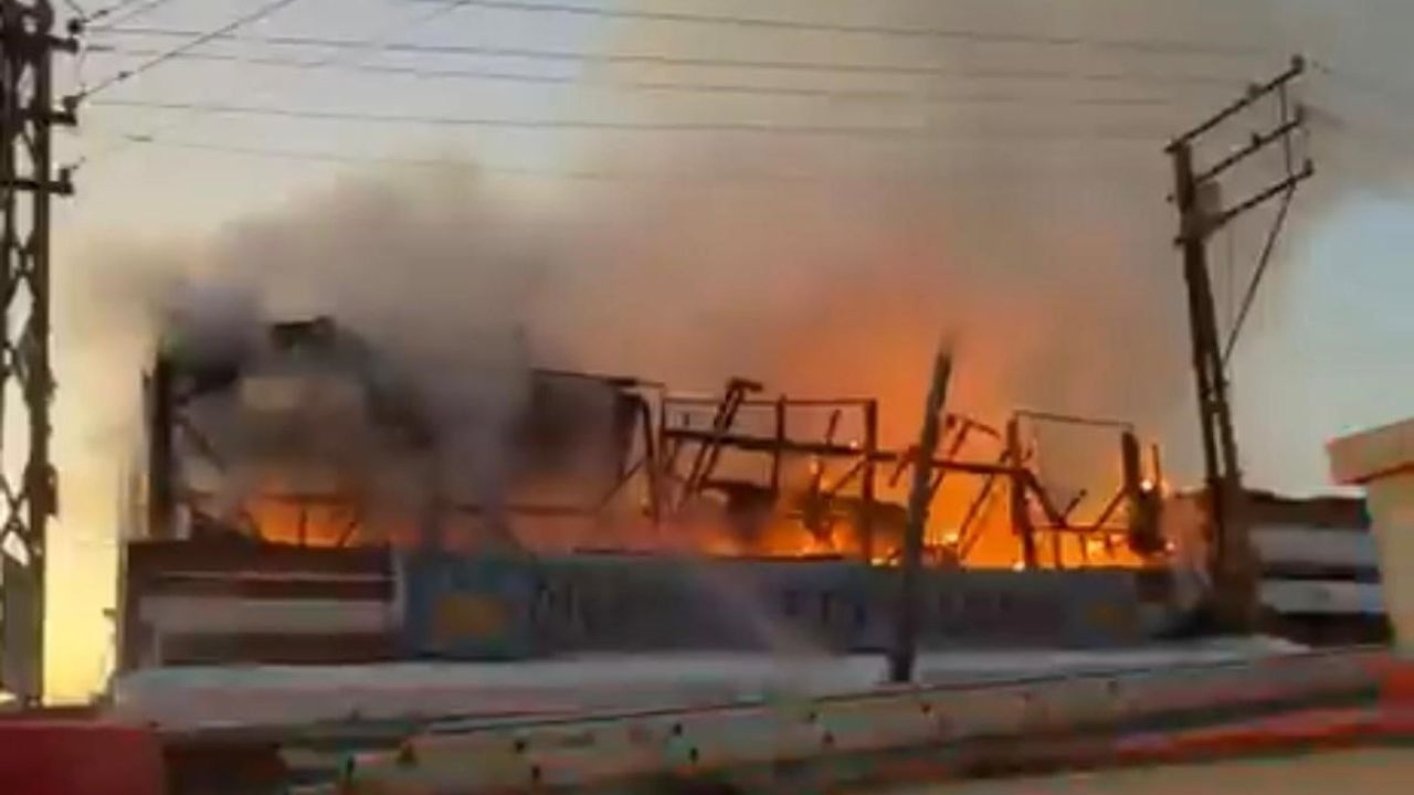 Diyarbakır Eğil'de Kafe Terasındaki Yangın İtfaiye Müdahalesiyle Söndürüldü