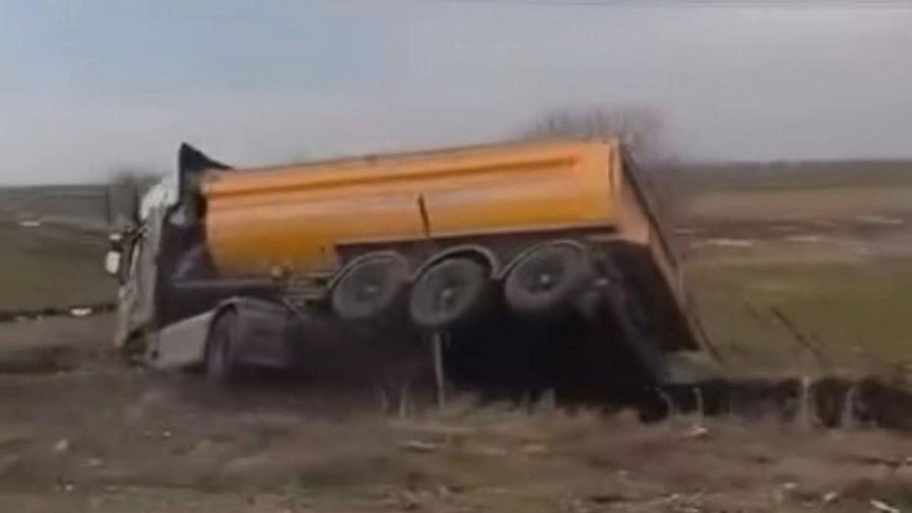 Diyarbakır-Elazığ kara yolunda kamyon yol kenarına devrildi; sürücü yaralandı