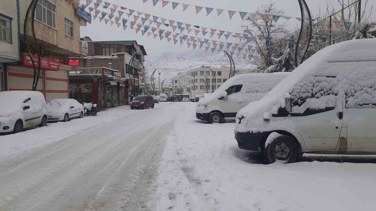 Diyarbakır’ın Çermik ilçesi karla kaplandı; ulaşım aksadı