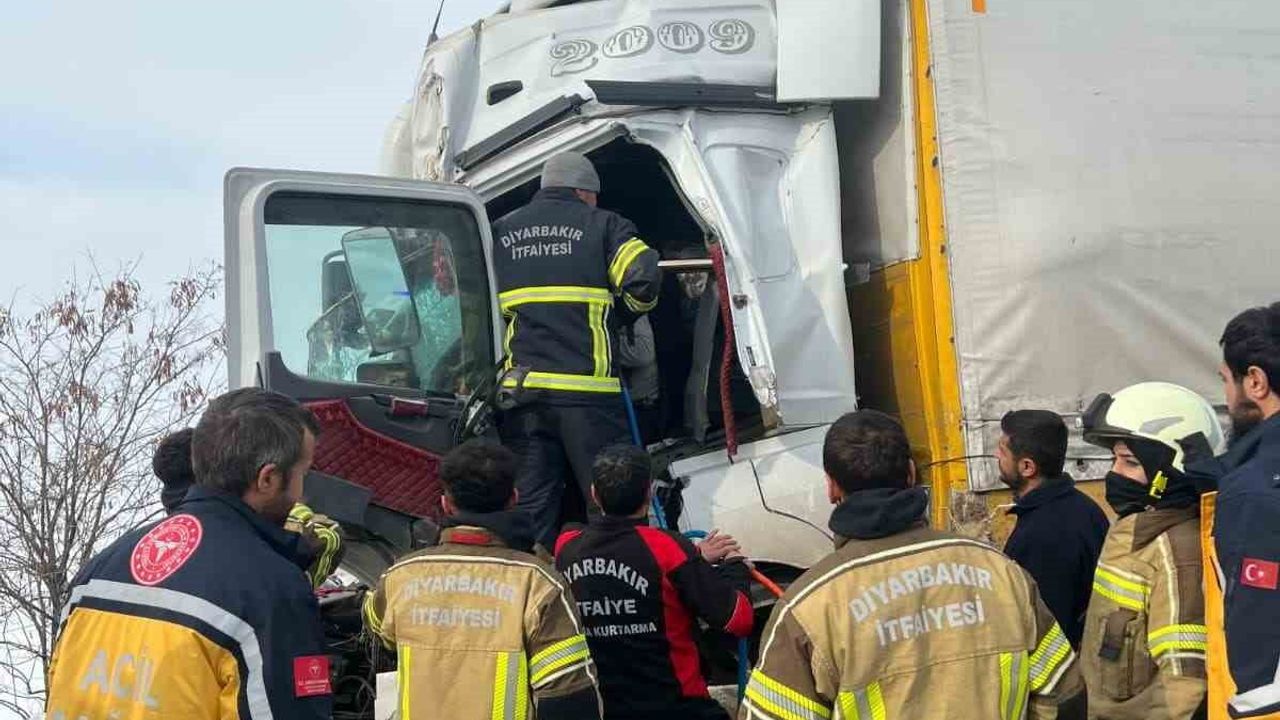 Diyarbakır Kayapınar'da seyir halindeki tır, park halindeki tıra çarptı — sürücü ağır yaralandı