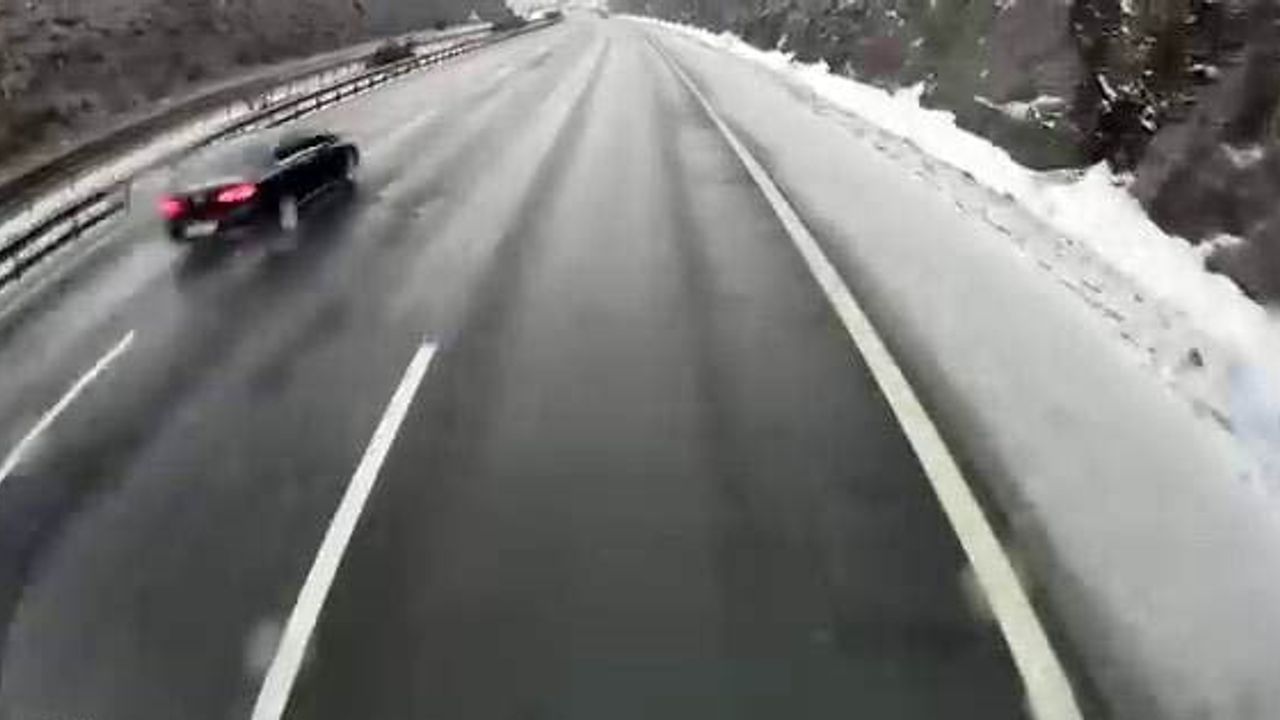 Diyarbakır-Şanlıurfa yolunda gizli buzlanma ve hız sonucu kaza: Araç alev aldı