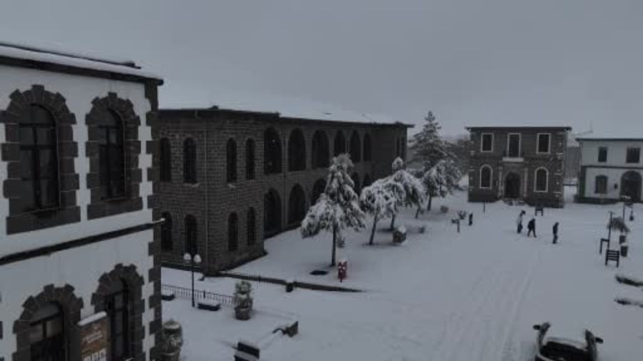 Diyarbakır Sur beyaza büründü; 10 bin yıllık merkez dronla görüntülendi