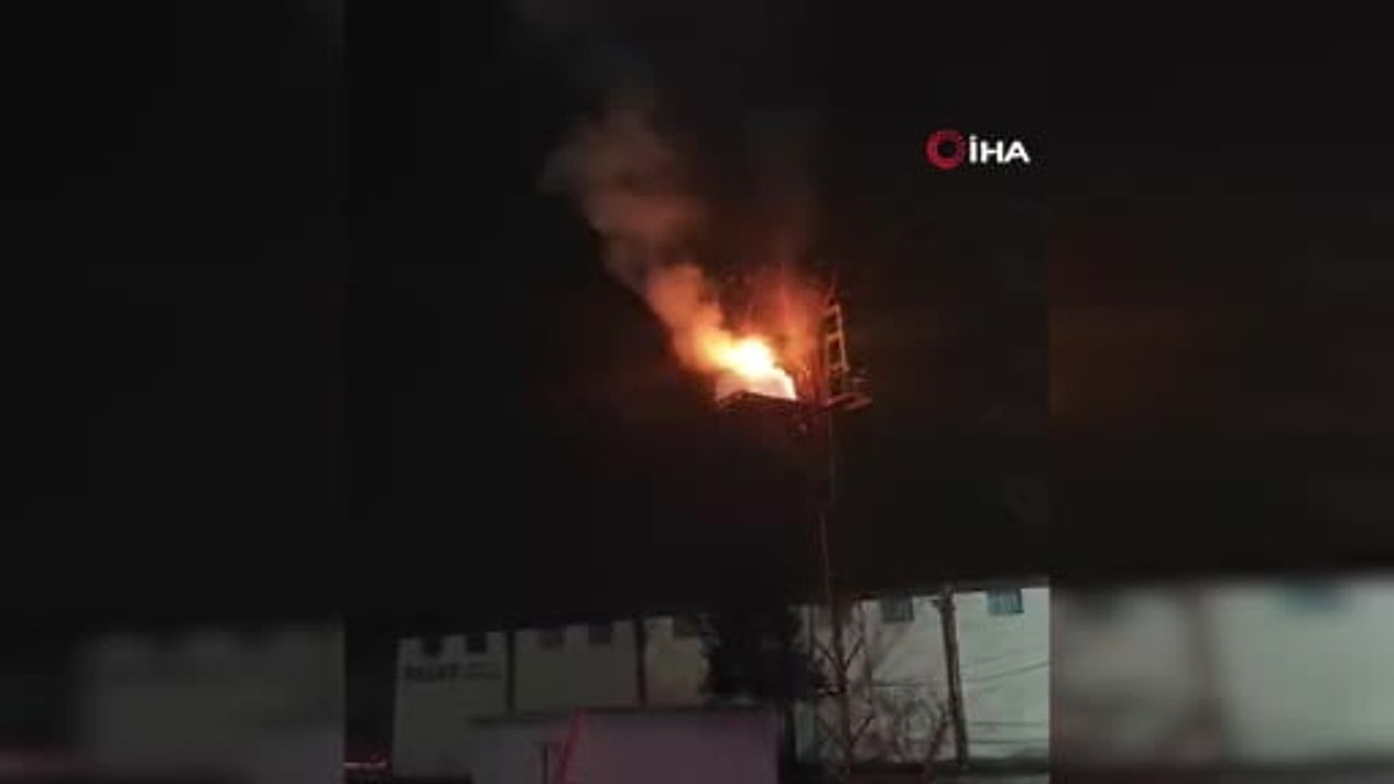 Diyarbakır Sur'da Elektrik Direğindeki Pano Yandı, Ekipler Hızla Müdahale Edip Onardı