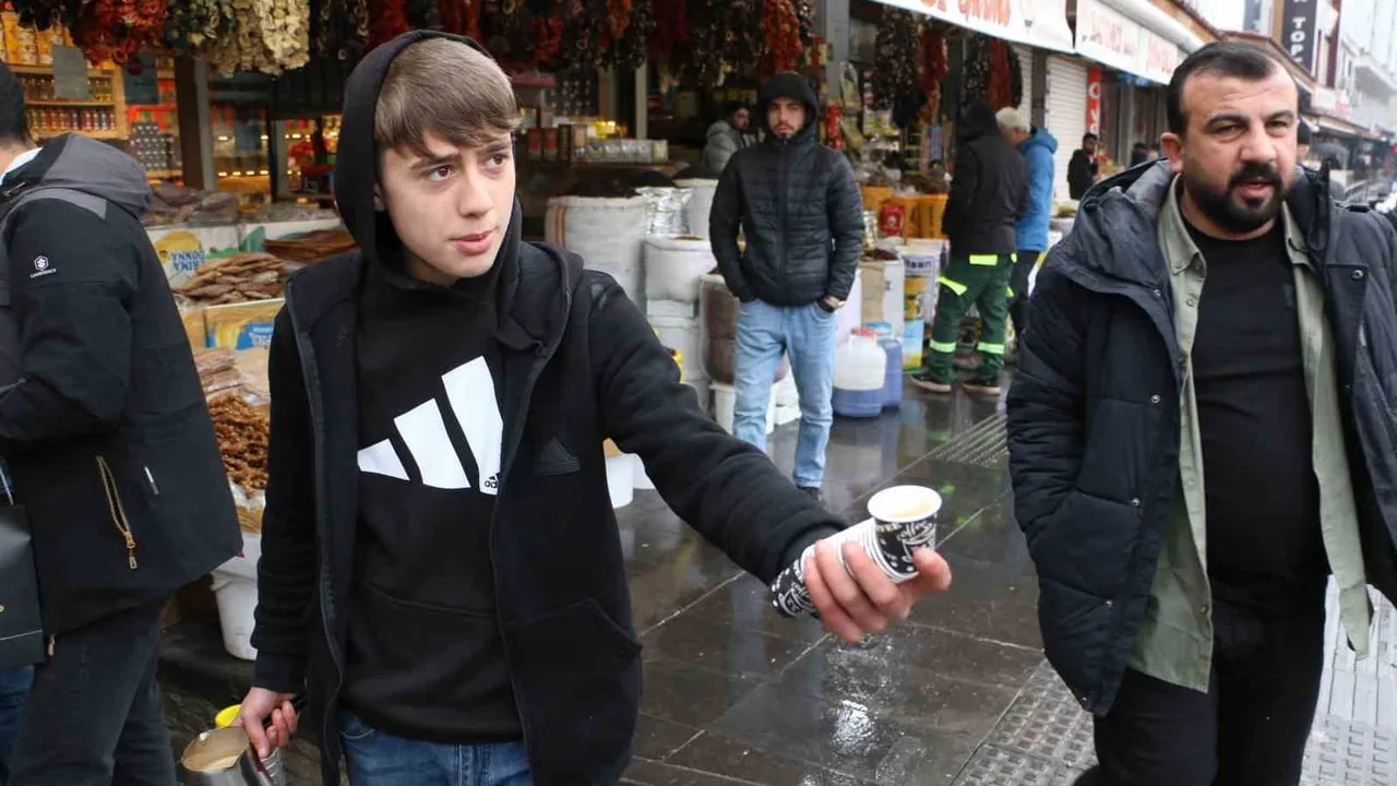 Diyarbakır Sur'da şeker içermeyen 'Kürt kahvesi' turistlerin beğenisini kazanıyor