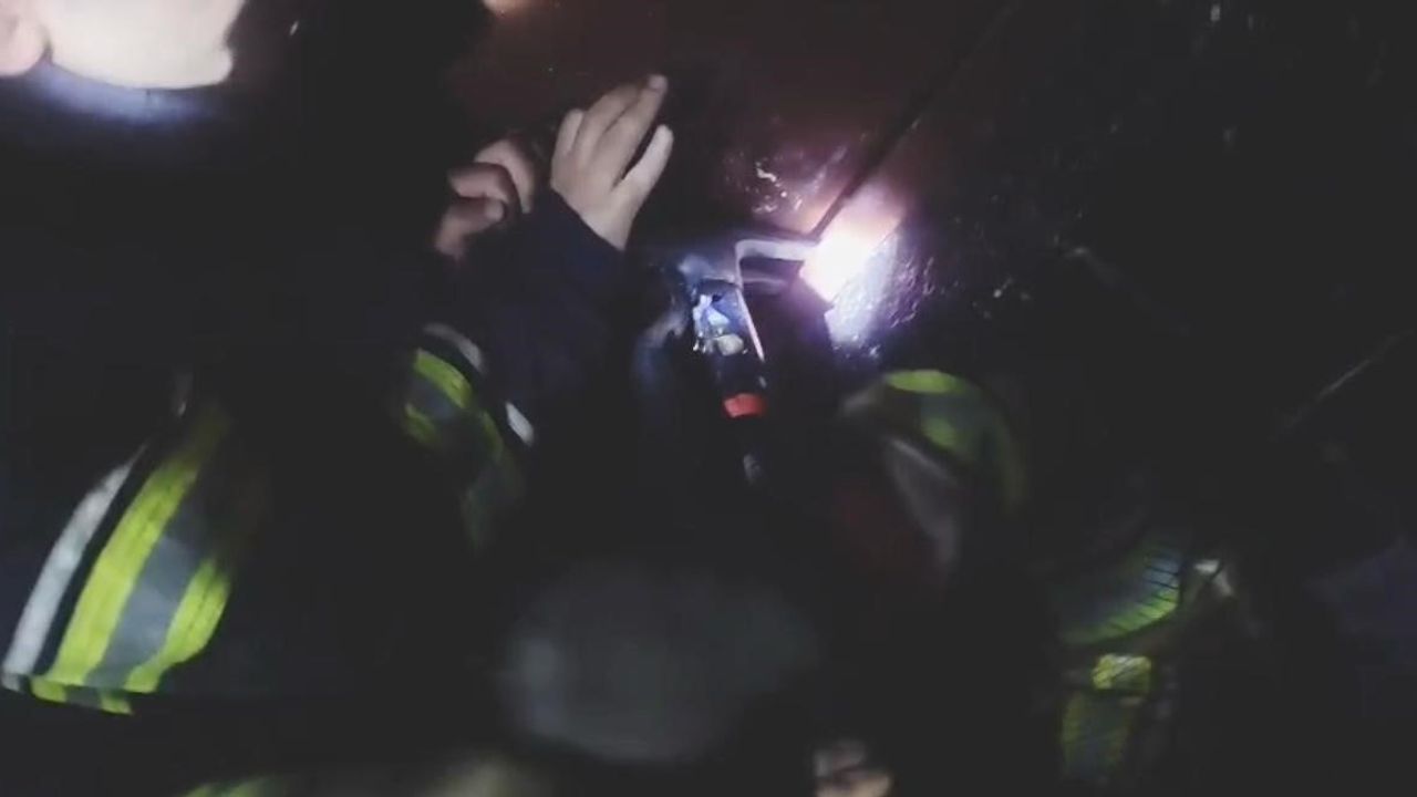 Diyarbakır Sur'da toprak evde çıkan yangın kısmi çökmeyle sonuçlandı