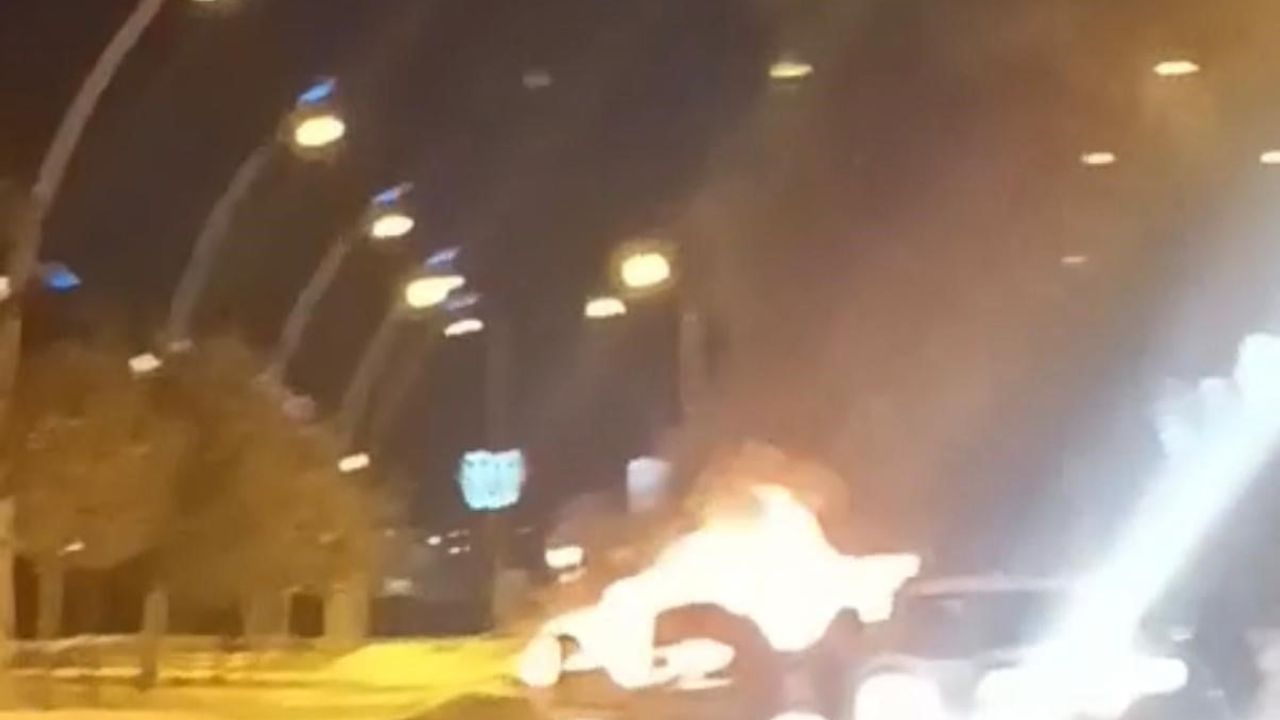 Diyarbakır Yenişehir'de park halindeki otomobil yandı
