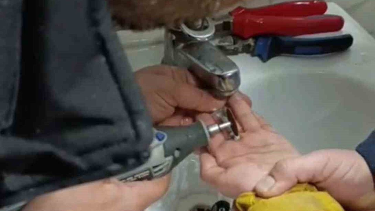 Diyarbakır Yenişehir'de parmağı metal paraya sıkışan çocuk itfaiye tarafından kurtarıldı