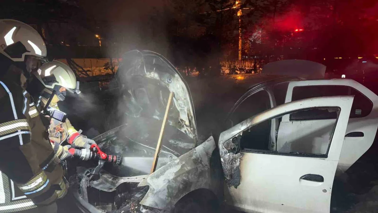 Diyarbakır Yenişehir'de Seyir Halindeki Otomobil Alev Aldı: Sürücü Sağ, Araç Kullanılamaz Hale Geldi