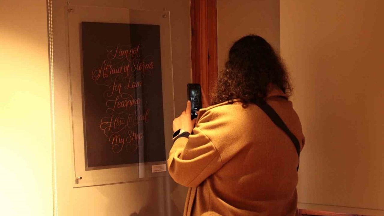 Doç. Merve Ersan'ın 'Bilgelerden Notlar' sergisi Yunus Emre Yazı Sanatları Müzesi'nde