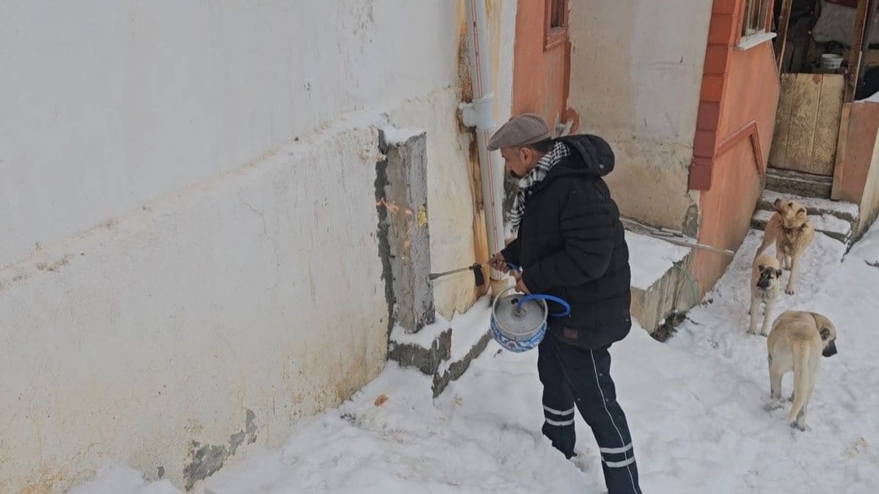 Doğu Anadolu'da Aşırı Soğuk: Hakkari'de -32,7°C, Erzincan'da Şebekeler Pürmüzle Açıldı