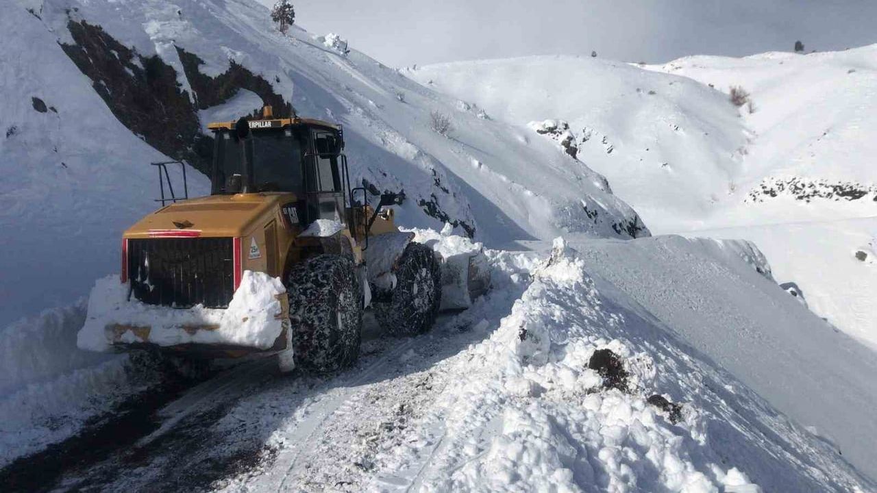 Doğu Anadolu'da kar ve tipi ulaşımı etkiledi, ekipler yolları açıyor