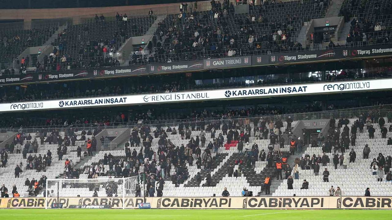 Dolmabahçe'de 'yönetim istifa' tezahüratları: Beşiktaş-Kayserispor maçında taraftar tepkisi