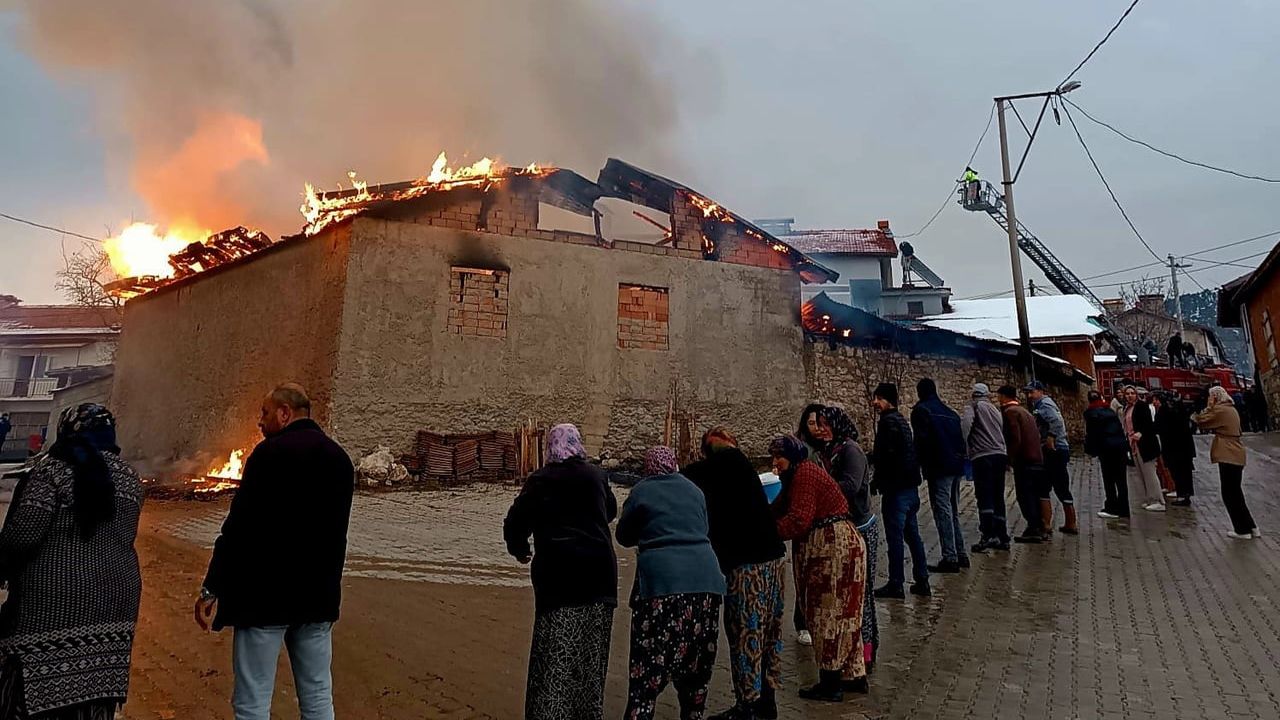 Domaniç Çukurca'da ahır yangını: Halil Gültekin'e ait ahır, traktör ve minibüs zarar gördü