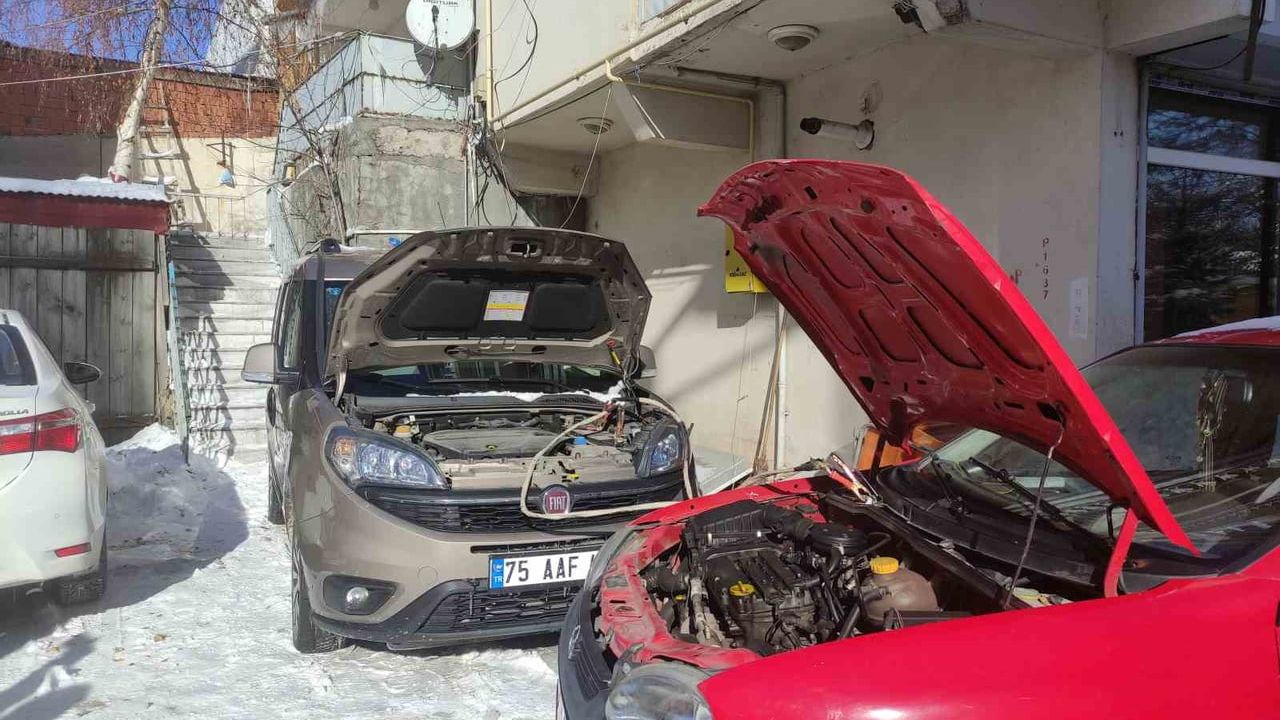 Dondurucu soğuklar kentte araçları çalıştırmadı: Sürücüler akü ve yakıt sorunlarıyla mücadele etti