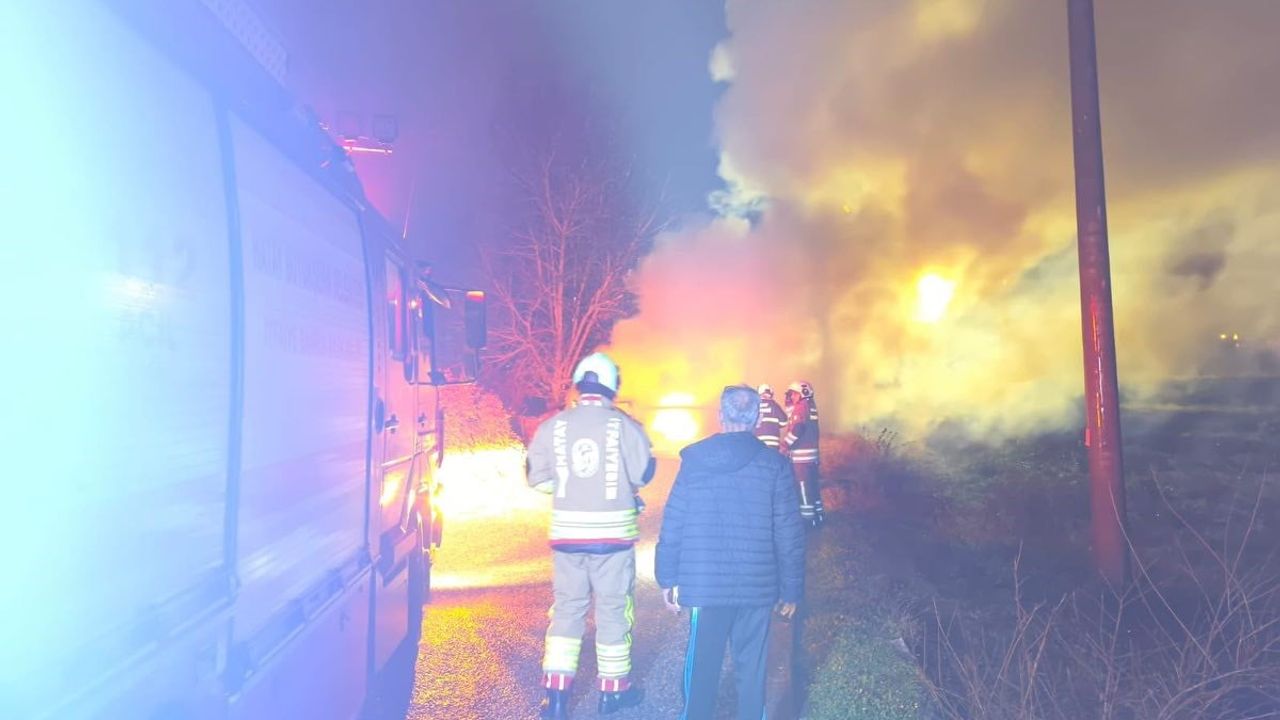 Dörtyol'da Seyir Halindeki Otomobil Alev Alıp Kullanılamaz Hale Geldi