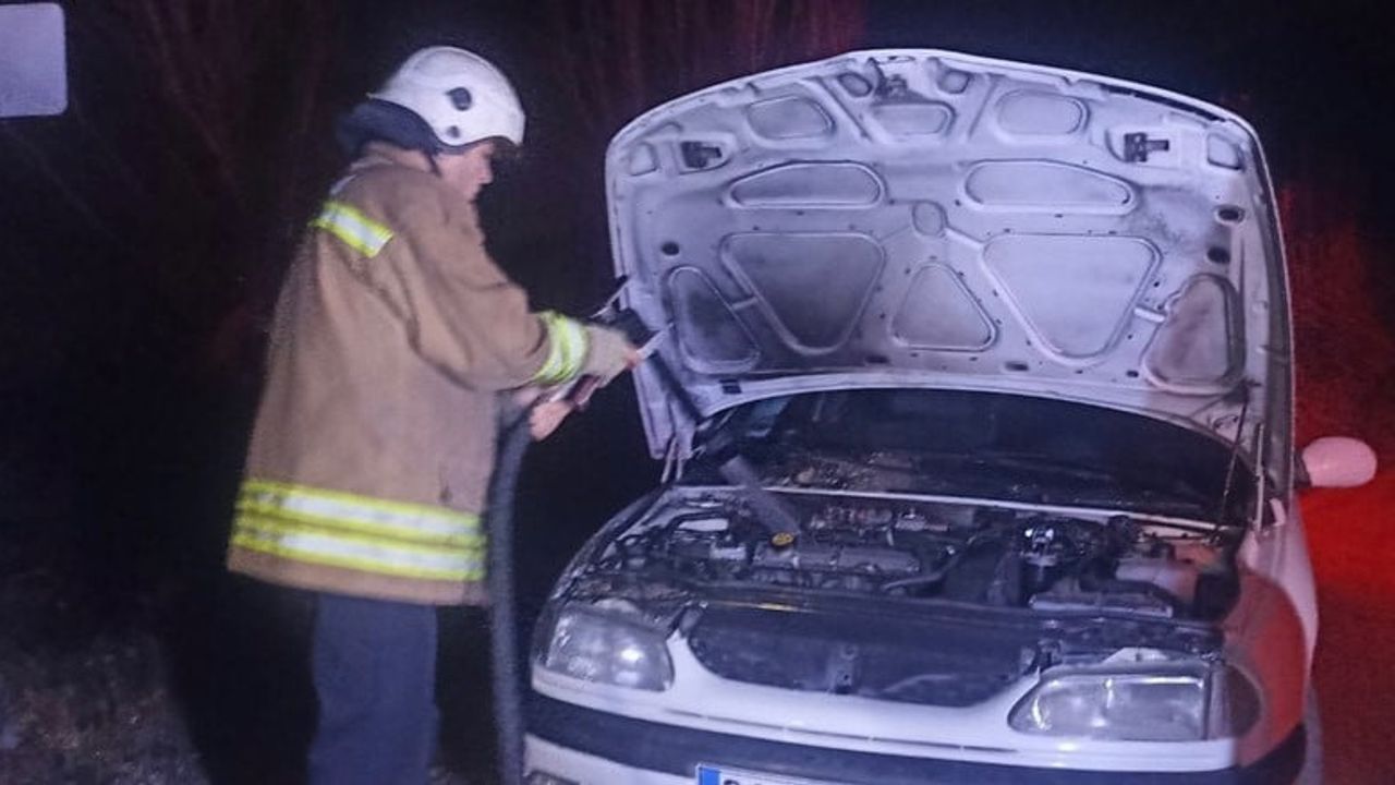 Dörtyol’da seyir halindeki otomobilin motor kısmında yangın çıktı, itfaiye müdahale etti