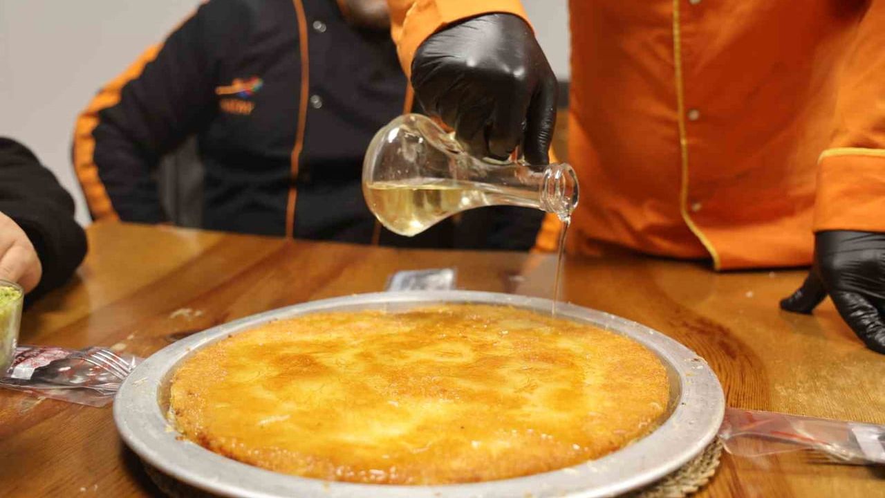 Down sendromlu Mehmet, Hatay'da Antakya künefesini ustasının yanında yapmayı öğrendi