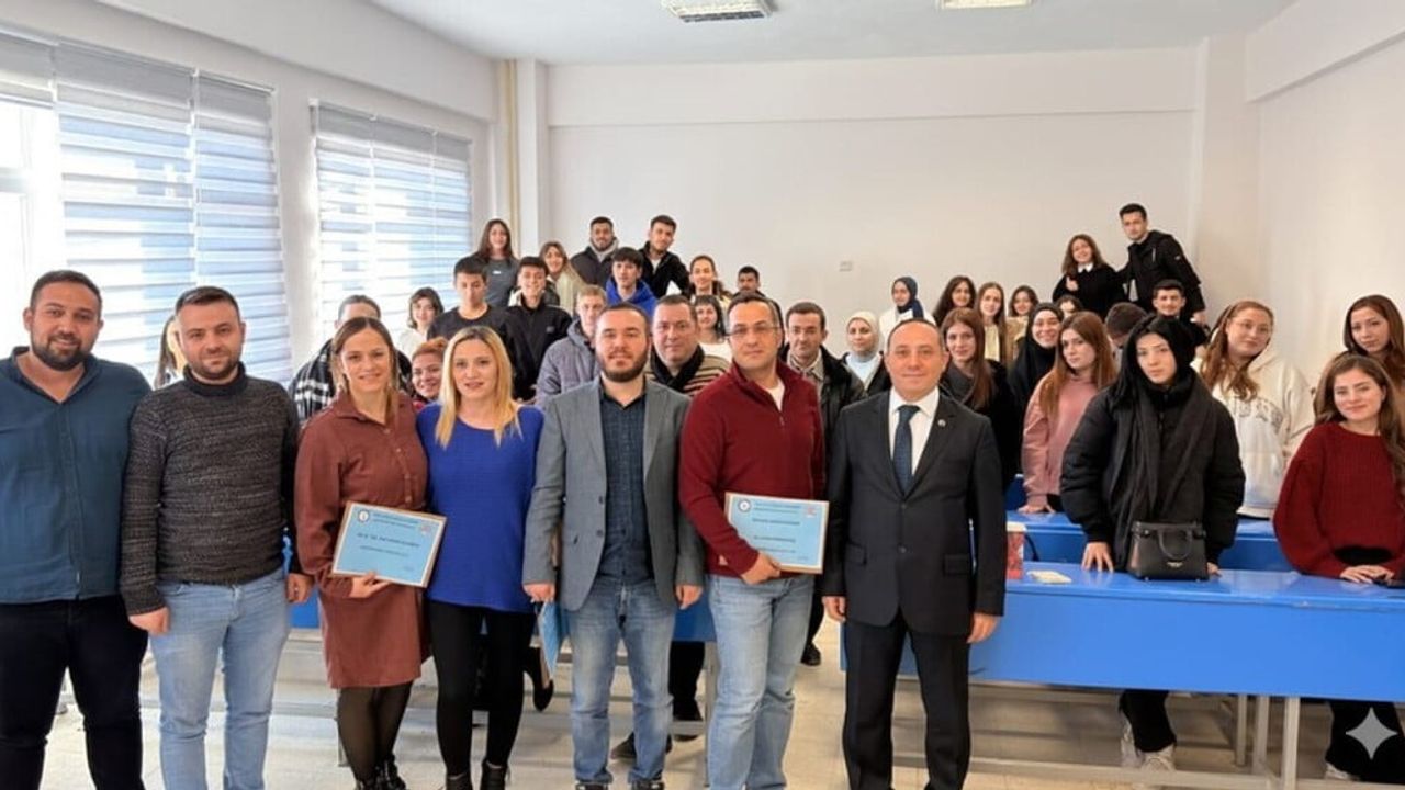 DPÜ Çavdarhisar MYO'da "Öğrenci-Mezun Etkileşimi" etkinliği yapıldı