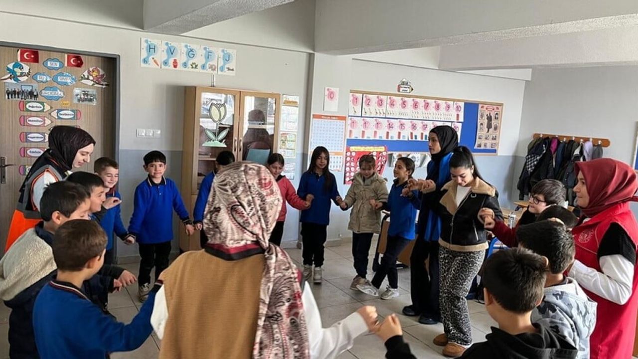 DPÜ Şaphane MYO, Gediz'de 'Tutum, Yatırım ve Türk Malları Haftası' farkındalık etkinliği düzenledi